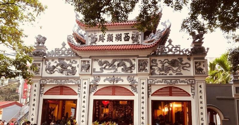 Phủ Tây Hồ hài hòa với cảnh quan Hồ Tây, thể hiện sự gắn kết giữa tâm linh và môi trường
